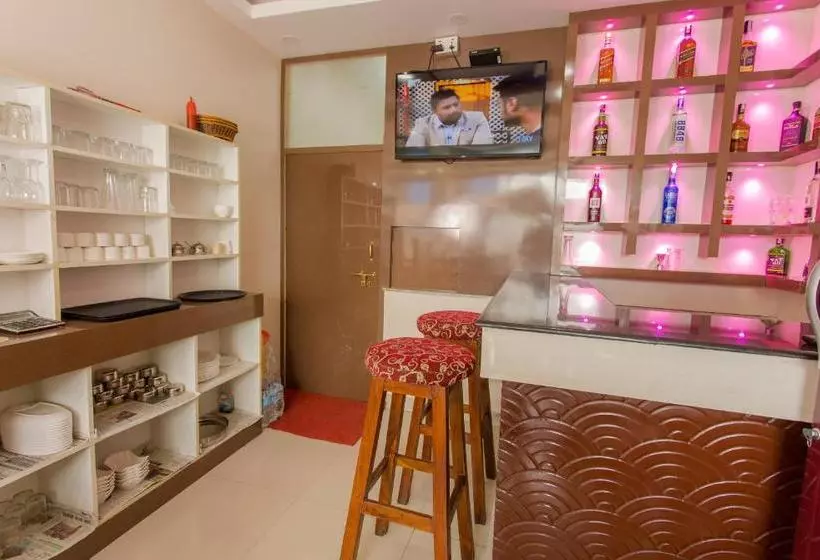 Oyo 136 Hotel Om Plaza