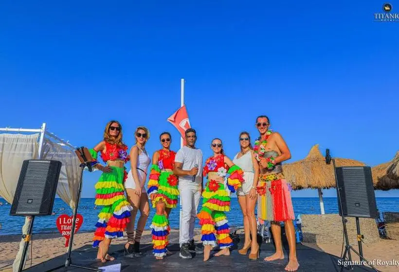 هتل Titanic Royal Families And Couples Only