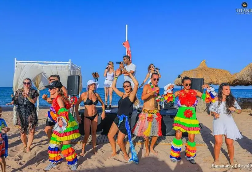 هتل Titanic Royal Families And Couples Only