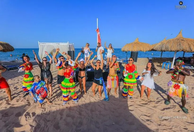 هتل Titanic Royal Families And Couples Only