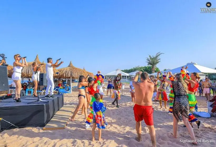 هتل Titanic Royal Families And Couples Only