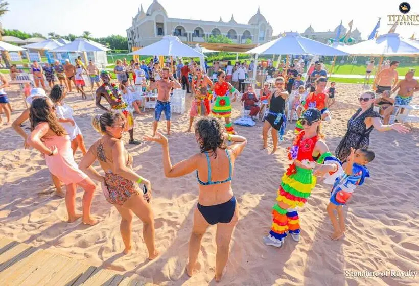 هتل Titanic Royal Families And Couples Only