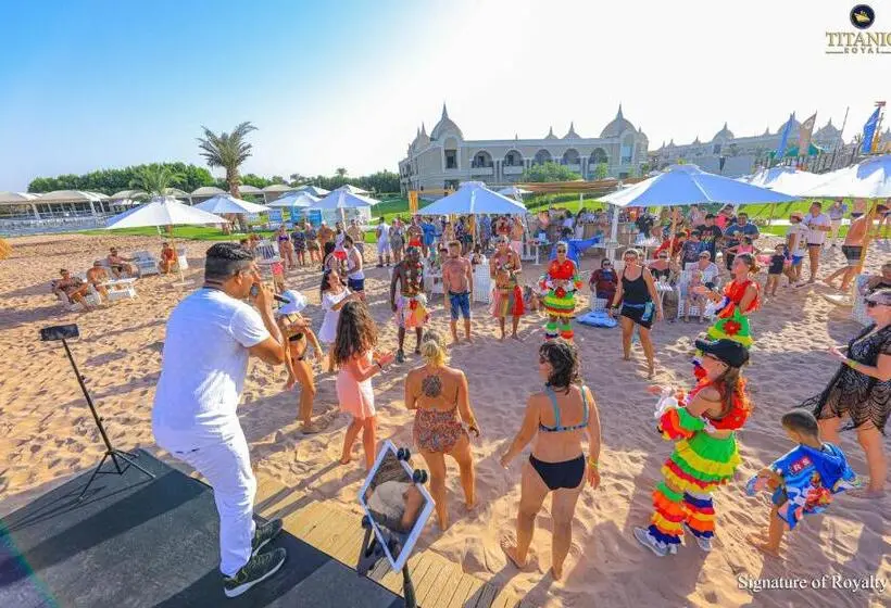 هتل Titanic Royal Families And Couples Only