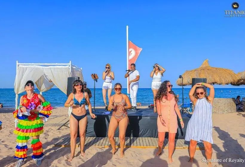 هتل Titanic Royal Families And Couples Only