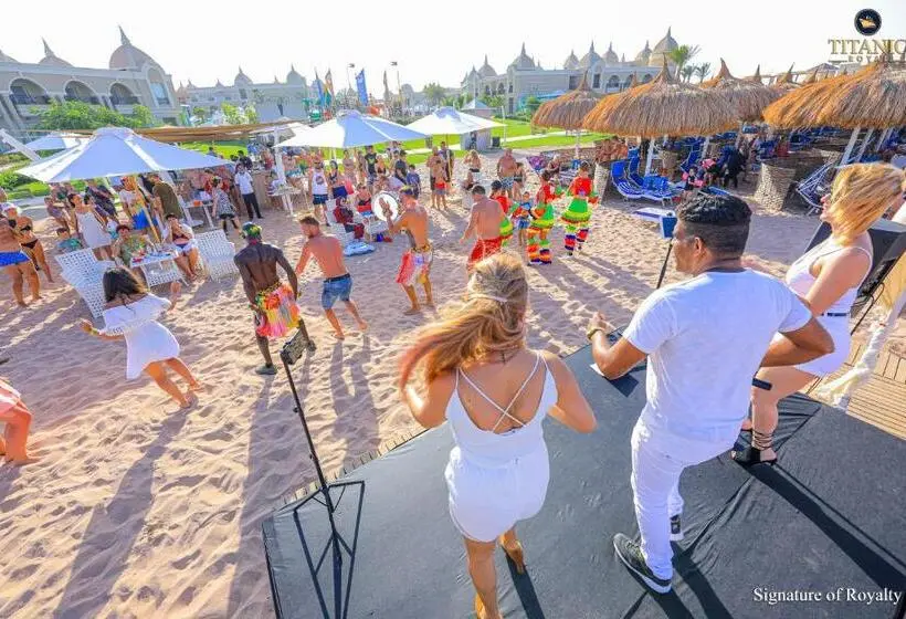 هتل Titanic Royal Families And Couples Only