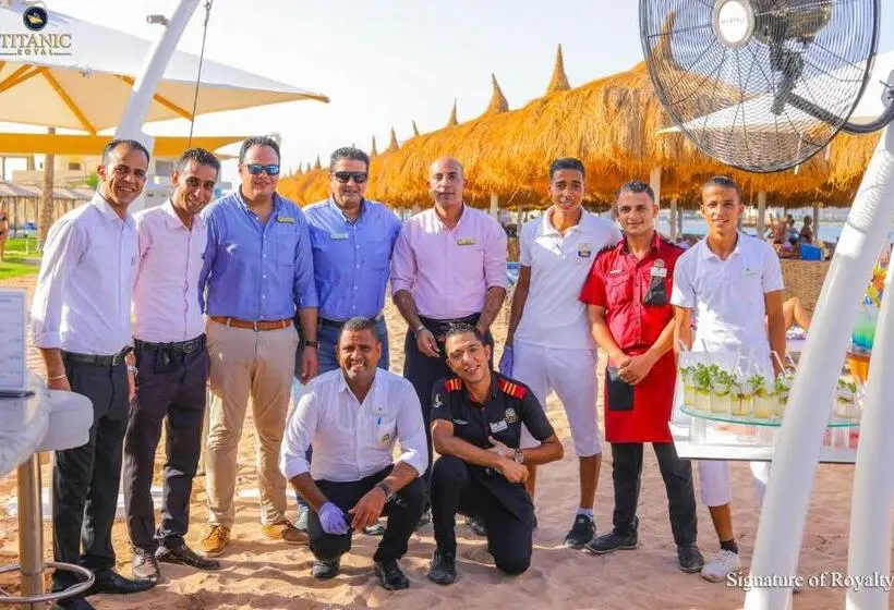 هتل Titanic Royal Families And Couples Only