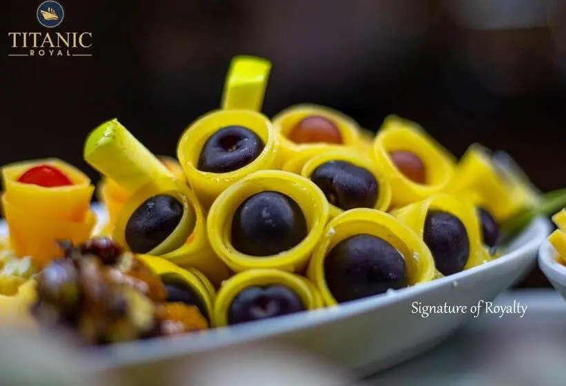 هتل Titanic Royal Families And Couples Only