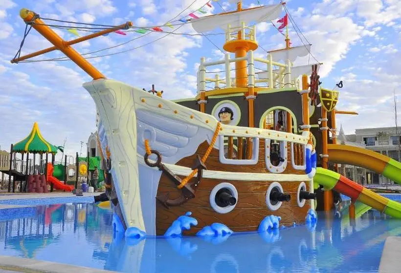 هتل Titanic Royal Families And Couples Only