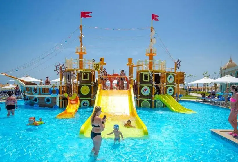 هتل Titanic Royal Families And Couples Only