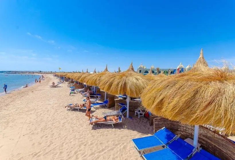 هتل Titanic Royal Families And Couples Only