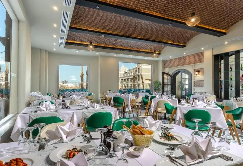 هتل Titanic Royal Families And Couples Only