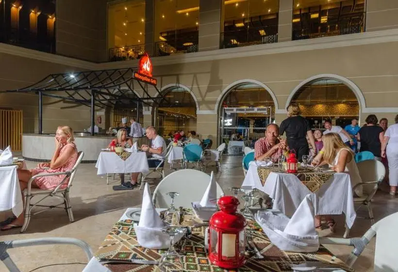 هتل Titanic Royal Families And Couples Only