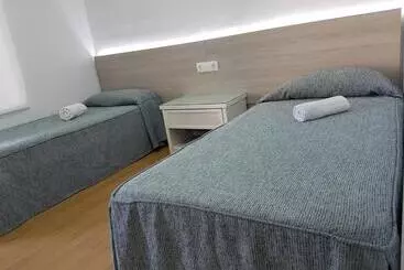 Отель Hostal Montsant