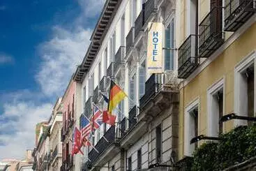 مسافرخانه Alhambra Suites