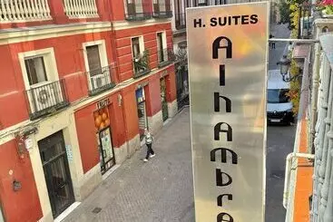 مسافرخانه Alhambra Suites