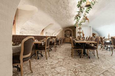 Boutique Hotel De Castillion   Small Elegant Family