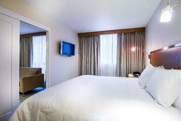 هتل International Suites Calgary