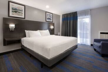 Отель Days Inn By Wyndham Barrie