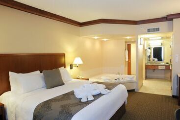 هتل Best Western Plus Lamplighter Inn & Conference Centre