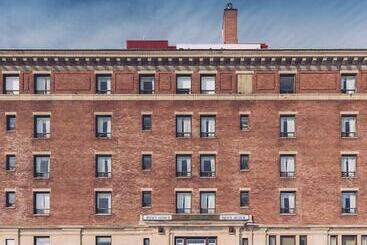 Prince Arthur Waterfront Hotel & Suites