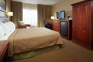 هتل Quality Inn & Suites Pe Trudeau Airport