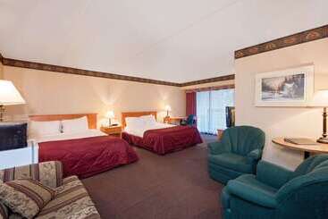 هتل Ramada By Wyndham Pinewood Park Resort North Bay