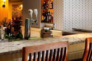 Royal Scot Hotel & Suites