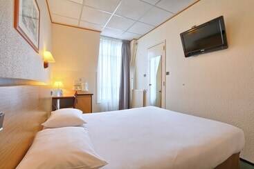 בית מלון כפרי Campanile Paris Ouest Boulogne