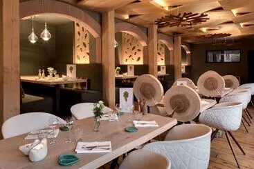 Отель La Cheneaudière Hôtel Spa Relais & Châteaux