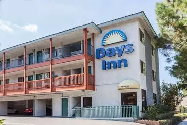 Отель Days Inn By Wyndham Anaheim West