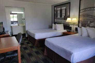 酒店 Sprucewood Inn