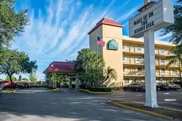 هتل La Quinta Inn By Wyndham West Palm Beach Florida Turnpike