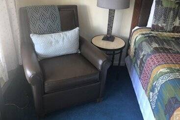 호텔 Swiss Chalet Inn