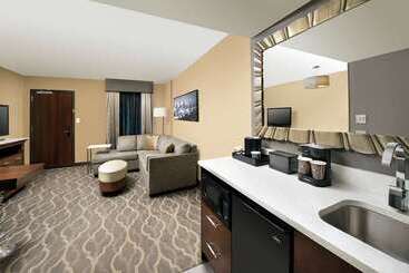 فندق Embassy Suites By Hilton Atlanta Airport