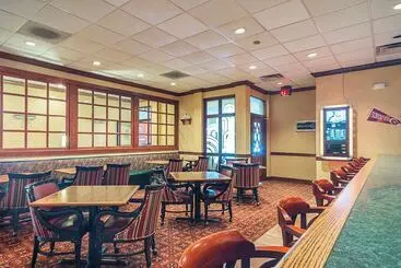 فندق Clarion Inn