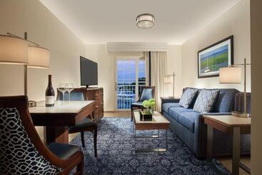 هتل Hyannis Harbor