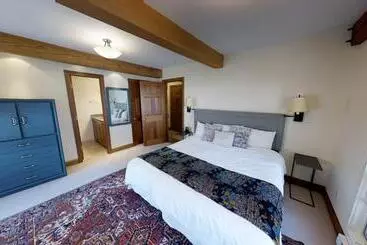 هتل Top Of The Village Coraltree Residence Collection