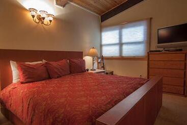 호텔 Top Of The Village Coraltree Residence Collection