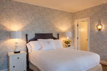 Отель The Virginia And Cottages