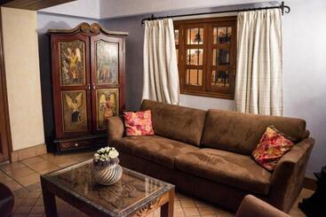 פונדק Boutique Naura Centro