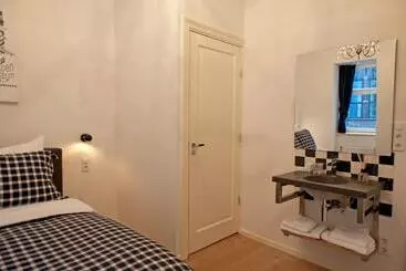 Отель Amsterdam Rembrandt Square City Center