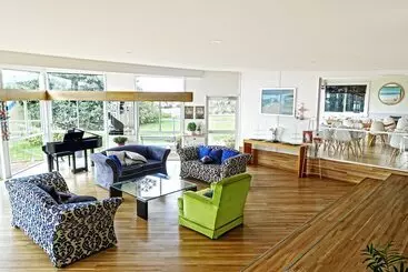 Diamond Island Resort & Bicheno Penguin Show