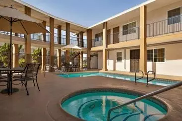 هتل Days Inn & Suites By Wyndham San Diego Sdsu