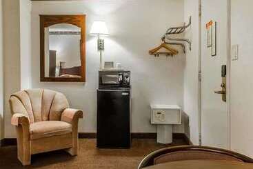 Отель Econo Lodge