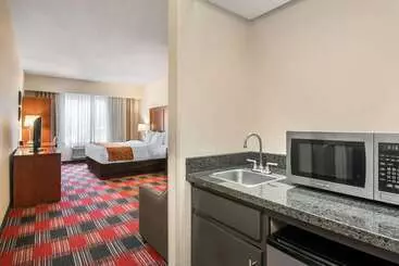 هتل Comfort Suites Near Vancouver Mall