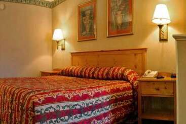 酒店 Days Inn & Suites By Wyndham Starkville