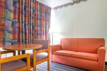 בית מלון כפרי Rodeway Inn Stone Mountain