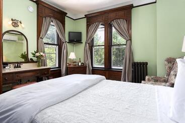 فندق Cedar Crest Inn