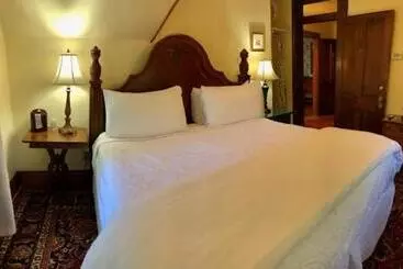 Hotel Cedar Crest Inn