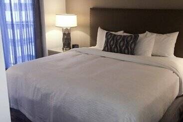 בית מלון כפרי Embassy Suites Philadelphia Center City